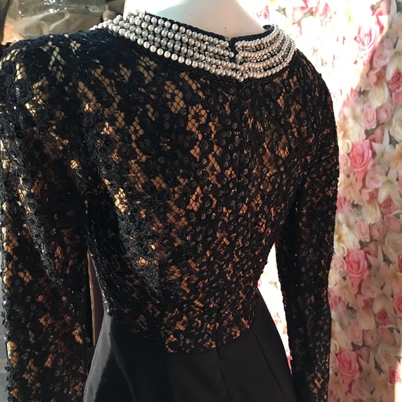 Gorgeous black evening dress.  V-neck pearls. - Picture 6 of 8